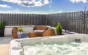Thome Hoia Jacuzzi